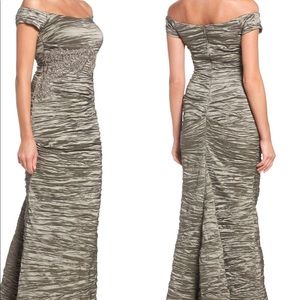 Off/On the shoulder satin trumpet gown